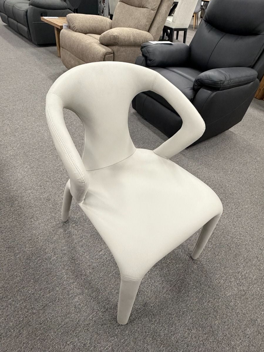 Paris 2250 with 6x Diego Dining Chairs