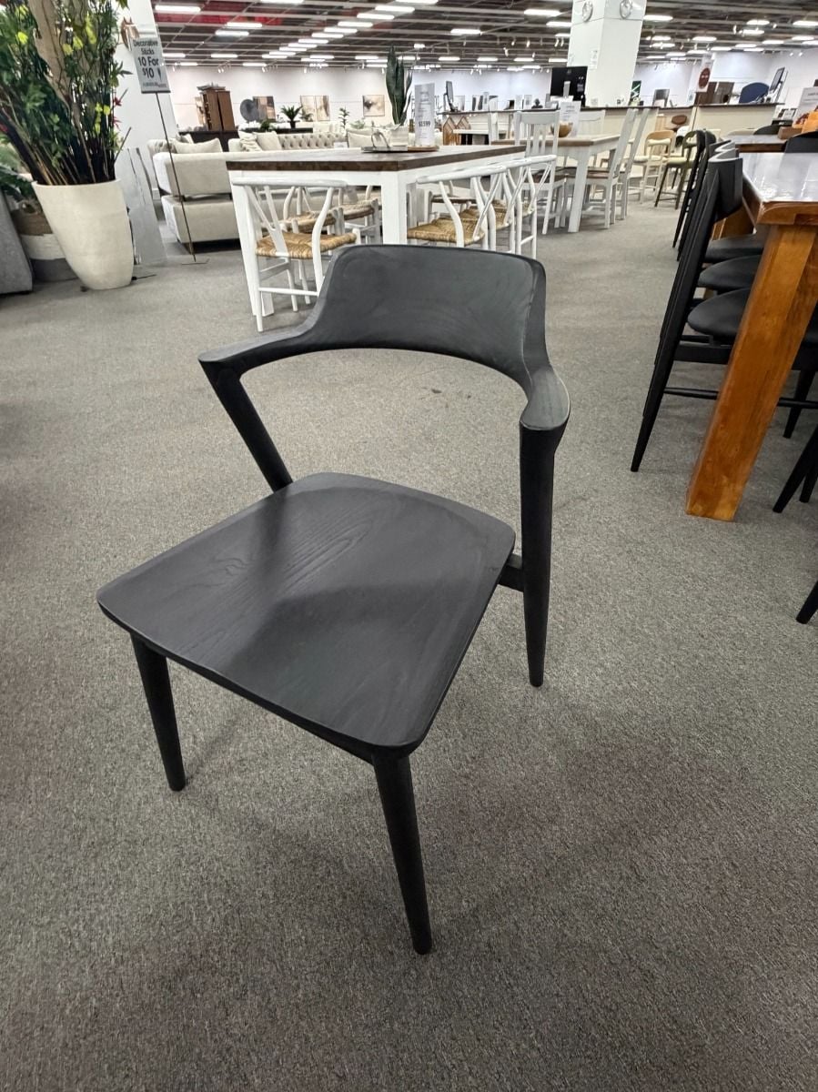 Jensen Round Dining With Hiro Dining Chairs 