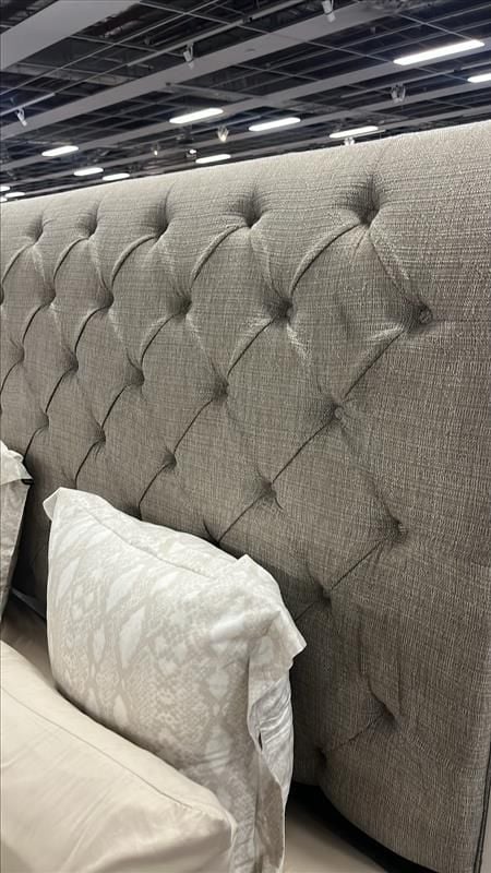 Clearance - Realyn King Bed